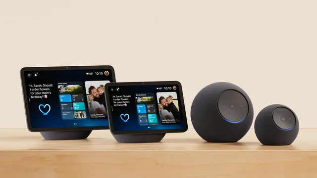 Famille Amazon Echo : deux Echo Show et deux enceintes Echo posées sur un meuble en bois