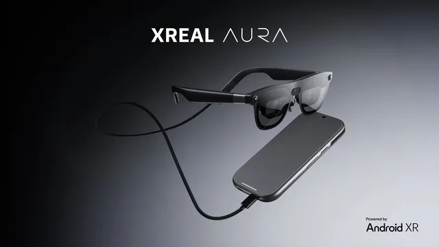 Les lunettes de réalité augmentée Xreal Aura reliées par câble à leur boîtier de calcul, sous Android XR